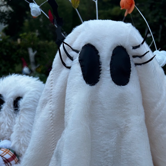 Adoptable ghosts for your homes decor this Halloween - Picture 2 of 8